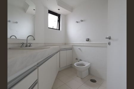 Apartamento à venda com 286m², 4 quartos e 5 vagasBanheiro da Suíte 1