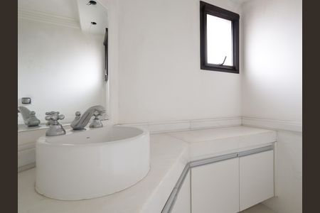 Apartamento à venda com 286m², 4 quartos e 5 vagasBanheiro da Suíte 2