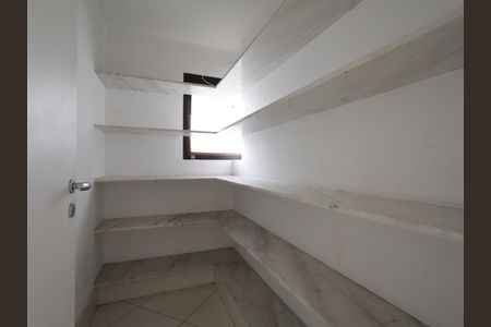 Apartamento à venda com 286m², 4 quartos e 5 vagasDespensa