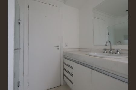 Apartamento à venda com 286m², 4 quartos e 5 vagasBanheiro da Suíte 1