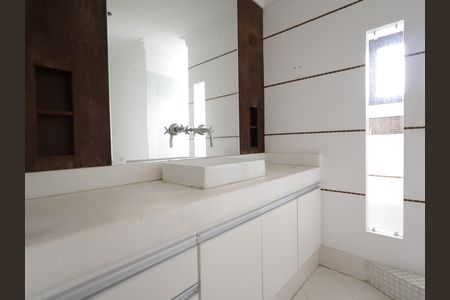 Apartamento à venda com 286m², 4 quartos e 5 vagasBanheiro da Suíte 3