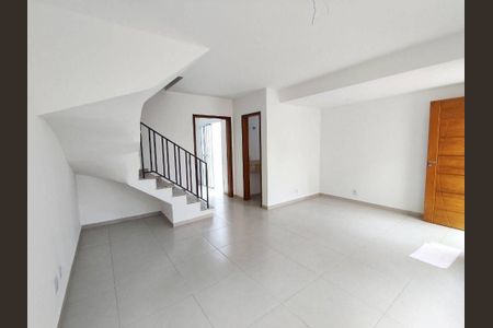 Casa à venda com 74m², 2 quartos e 1 vaga