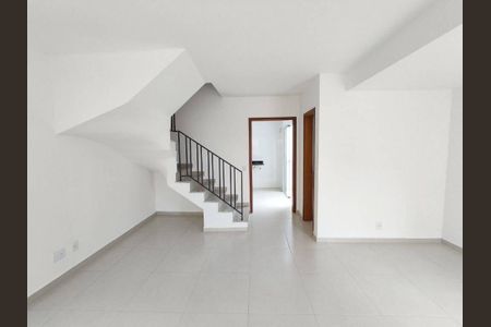 Casa à venda com 74m², 2 quartos e 1 vaga