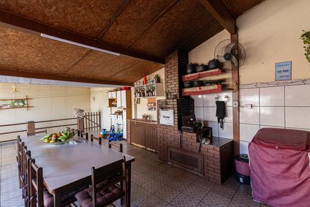 Casa à venda com 220m², 3 quartos e 4 vagasEspaço Gourmet 