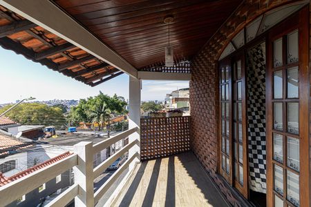 Casa à venda com 220m², 3 quartos e 4 vagasVaranda