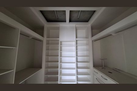 Apartamento para alugar com 192m², 3 quartos e 2 vagas Apartamento para alugar com 192m², 3 quartos e 2 vagasCloset Quarto 1 suíte