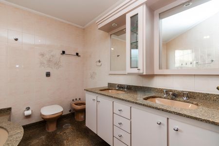 Apartamento para alugar com 217m², 3 quartos e 3 vagas Apartamento para alugar com 217m², 3 quartos e 3 vagasBanheiro da Suíte 1