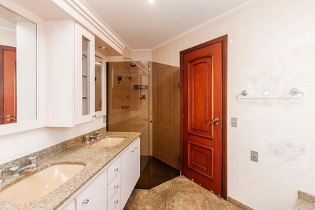 Apartamento para alugar com 217m², 3 quartos e 3 vagas Apartamento para alugar com 217m², 3 quartos e 3 vagasBanheiro da Suíte 1