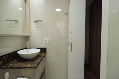 Apartamento à venda com 64m², 3 quartos e 1 vaga Apartamento à venda com 64m², 3 quartos e 1 vagaBanheiro da Suíte