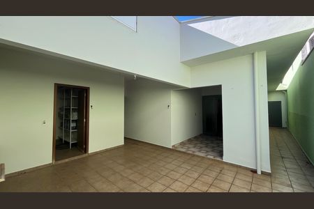 Casa para alugar com 260m², 3 quartos e 2 vagas
