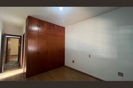 Casa para alugar com 260m², 3 quartos e 2 vagas