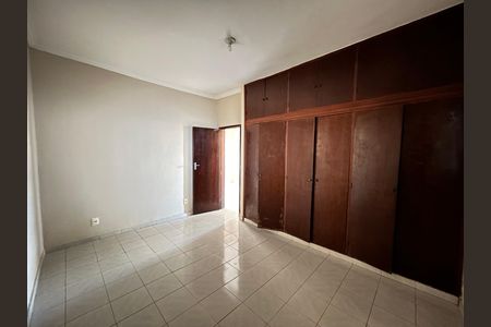 Casa para alugar com 240m², 4 quartos e 2 vagas