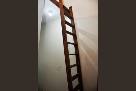 Casa à venda com 127m², 2 quartos e sem vaga Casa à venda com 127m², 2 quartos e sem vagaDetalhe - Escada soton