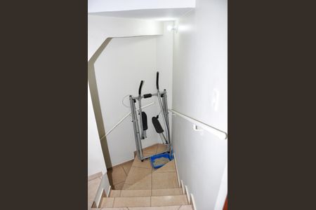 Casa à venda com 127m², 2 quartos e sem vaga Casa à venda com 127m², 2 quartos e sem vagaDetalhe - Escada Garagem