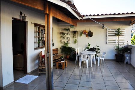 Casa à venda com 127m², 2 quartos e sem vaga Casa à venda com 127m², 2 quartos e sem vagaDetalhe - Área de Serviço, Churrasqueira e Quintal