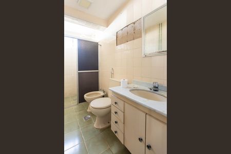 Banheiro de apartamento à venda com 1 quarto, 52m² em Cambuí, Campinas