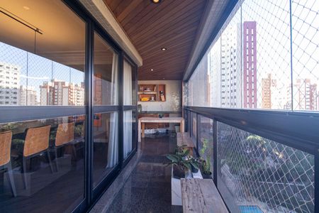 Apartamento à venda com 200m², 4 quartos e 4 vagas Apartamento à venda com 200m², 4 quartos e 4 vagasVaranda