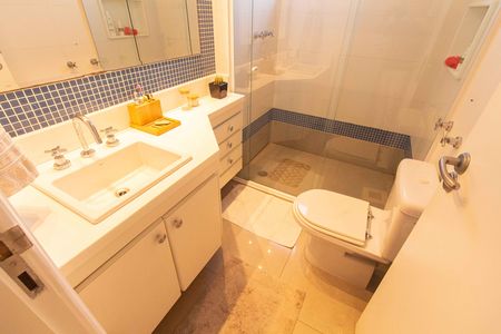 Apartamento à venda com 200m², 4 quartos e 4 vagas Apartamento à venda com 200m², 4 quartos e 4 vagasBanheiro da Suíte 2