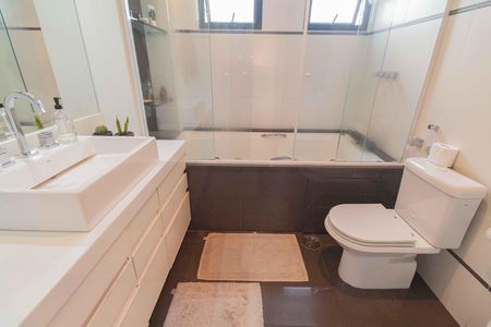 Apartamento à venda com 200m², 4 quartos e 4 vagas Apartamento à venda com 200m², 4 quartos e 4 vagasBanheiro da Suíte 3