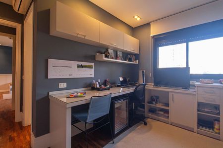 Apartamento à venda com 200m², 4 quartos e 4 vagas Apartamento à venda com 200m², 4 quartos e 4 vagasSuíte 2