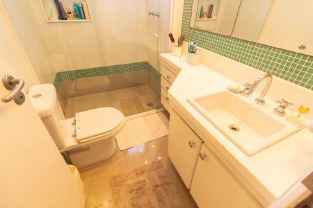 Apartamento à venda com 200m², 4 quartos e 4 vagas Apartamento à venda com 200m², 4 quartos e 4 vagasBanheiro da Suíte 1