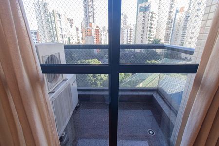 Apartamento à venda com 200m², 4 quartos e 4 vagas Apartamento à venda com 200m², 4 quartos e 4 vagasVaranda da Suíte 3