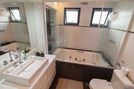 Apartamento à venda com 200m², 4 quartos e 4 vagas Apartamento à venda com 200m², 4 quartos e 4 vagasBanheiro da Suíte 3