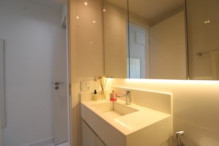 Apartamento à venda com 69m², 2 quartos e 2 vagasBanheiro da suíte