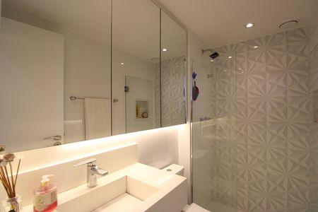 Apartamento à venda com 69m², 2 quartos e 2 vagasBanheiro da suíte