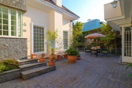 Casa à venda com 3 quartos, 550m² em Jardim Leonor, São Paulo