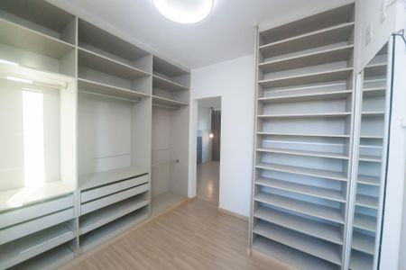 Apartamento para alugar com 115m², 2 quartos e 3 vagas Apartamento para alugar com 115m², 2 quartos e 3 vagasCloset da suíte / quarto 2