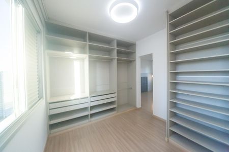 Apartamento para alugar com 115m², 2 quartos e 3 vagas Apartamento para alugar com 115m², 2 quartos e 3 vagasCloset da suíte / quarto 2
