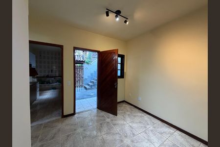 Sala de casa de condomínio para alugar com 2 quartos, 70m² em Taquara, Rio de Janeiro