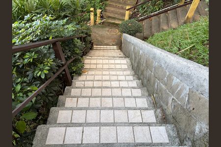 Casa de condomínio para alugar com 70m², 2 quartos e sem vaga Casa de condomínio para alugar com 70m², 2 quartos e sem vagaEscada da entrada