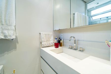 Apartamento à venda com 156m², 3 quartos e 2 vagas Apartamento à venda com 156m², 3 quartos e 2 vagasBanheiro da Suíte master