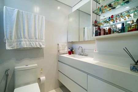 Apartamento à venda com 156m², 3 quartos e 2 vagas Apartamento à venda com 156m², 3 quartos e 2 vagasBanheiro da Suíte master
