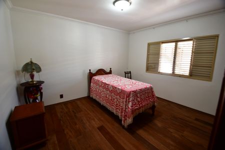 Casa à venda com 213m², 3 quartos e 4 vagasQuarto 2