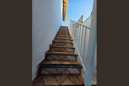 Casa para alugar com 450m², 4 quartos e 3 vagasEscada