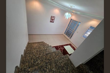 Casa para alugar com 450m², 4 quartos e 3 vagasEscada