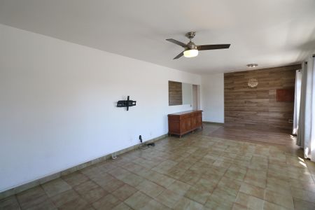 Casa à venda com 208m², 3 quartos e 3 vagas Casa à venda com 208m², 3 quartos e 3 vagasSala