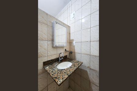 Casa de condomínio para alugar com 61m², 2 quartos e sem vaga Casa de condomínio para alugar com 61m², 2 quartos e sem vagaBanheiro social