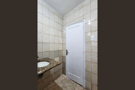 Casa de condomínio para alugar com 61m², 2 quartos e sem vaga Casa de condomínio para alugar com 61m², 2 quartos e sem vagaBanheiro social