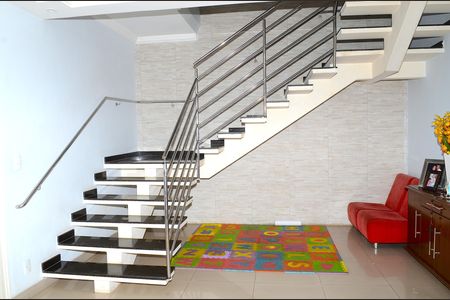 Casa para alugar com 350m², 4 quartos e 5 vagasEscada