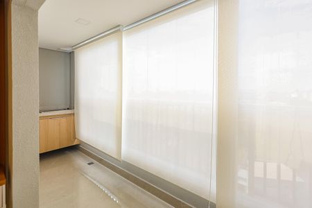 Apartamento para alugar com 76m², 2 quartos e 2 vagas Apartamento para alugar com 76m², 2 quartos e 2 vagasSacada sala - persiana
