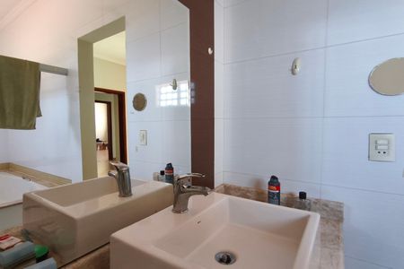 Casa à venda com 251m², 4 quartos e 6 vagas Casa à venda com 251m², 4 quartos e 6 vagasBanheiro Suíte 2