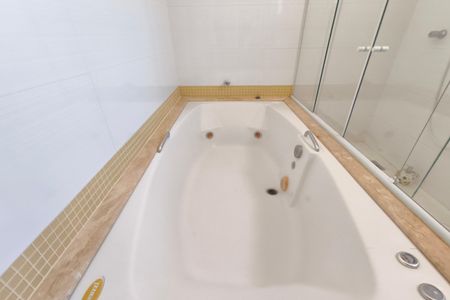 Casa à venda com 251m², 4 quartos e 6 vagas Casa à venda com 251m², 4 quartos e 6 vagasBanheiro Suíte 2