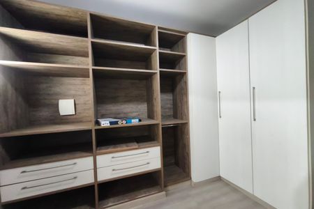 Casa à venda com 251m², 4 quartos e 6 vagas Casa à venda com 251m², 4 quartos e 6 vagasCloset suíte