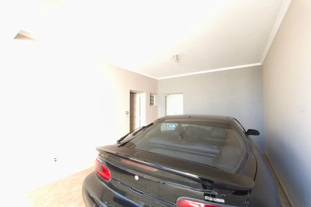 Casa à venda com 251m², 4 quartos e 6 vagas Casa à venda com 251m², 4 quartos e 6 vagasQuintal - Garagem