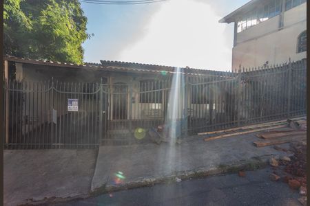 Casa para alugar com 200m², 3 quartos e 1 vaga Casa para alugar com 200m², 3 quartos e 1 vagaFachada