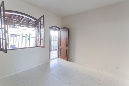 Sala 1 de casa para alugar com 2 quartos, 200m² em Santa Cruz, Belo Horizonte